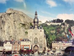 3日目　Dinant
Collégiale Notre-Dame（ノートル・ダム教会）
手前はムーズ川
フランスのブルターニュ地方に石畳や坂が魅力的な港町、Dinan（ディナン）があります。たぶん発音同じで、語尾のtがないのが違い。