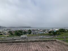 釧路と同じく空がガスってはいるが、ここまで来たら、少し霧が晴れてきた気もする。
厚岸湾、厚岸大橋と厚岸湖の対岸方面をのぞむ。