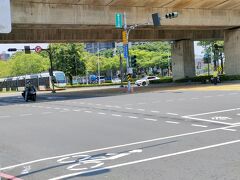 凱旋駅に到着。
ライトレールが走っている。