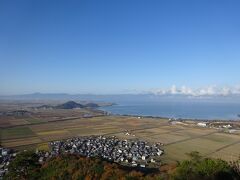 山頂の八幡山城址や本丸跡にある村雲御所瑞龍寺、展望台などを見学し、9:30に山を下り、安土城跡へ