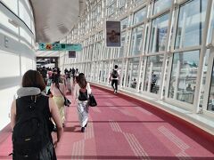 とりあえずイミグレまで歩きます。