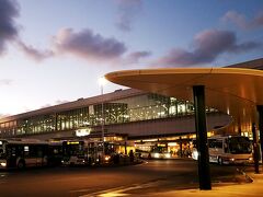 富山駅。
何度来ても美しい。

ただ、夏はやはりガスりやすいのか、この旅行中、立山連峰はうっすらとしか見えませんでした。
いいの、明日行くから。