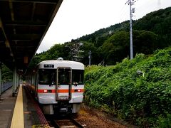 猪谷駅にはこの車両にて到着。
同じホームの前方にはすでに富山行きの車両もスタンバイ。
乗り継ぎ待ちが20分ほどあったので、席を確保しつつ、駅をじろじろ見る。