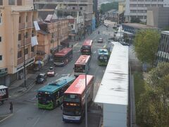 パサール・スニ駅近くの道路。
朝だからかバスが多いです。