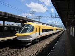 三重県に入ってすぐの名張駅で、特急列車に道を譲るため長時間停車。
写真は大阪難波行きの特急「伊勢志摩ライナー」。