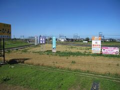 昔懐かしい野立て看板群の向こうに名古屋からの線路が見えてくると、間もなく終点伊勢中川駅です。