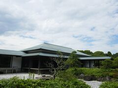 神宮美術館には遷宮を奉賛して当代最高の美術･工芸家から奉納された作品を展示しています。
他に誰もいなく完璧な静寂の中で鑑賞できました。