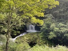 10時半出発、10分ほど走って10時40分に鐘山の滝の駐車場に到着。
5分ほど歩くと滝が見えてきました。