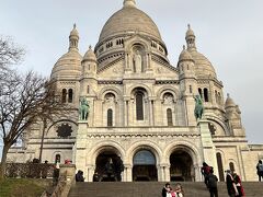 サクレクール寺院に到着。
丘の上にそびえたつ姿は壮観です。