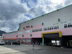 12時55分に出発、昼食会場の山梨FUJIフルーツパークには13時15分に到着。