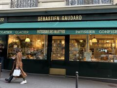 チョコレート屋さん、開いていました！
「SEBASTIEN　GAUDARD」
よかったー！
ネットには10時開店とありましたが、この日は11時だったようです。
ネット情報だけに頼りすぎるのもよくないかもしれませんね。