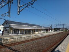 綺麗なストレート屋根と黄色い壁がマッチする「久ノ浜駅」を見学。