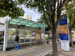 ロッテホテルワールドの前でシャルロッテシアターの横にある、仁川空港行きのリムジンバス停留所。