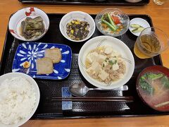 で、一日が終わり夕飯タイム。
この状況では楽しみは食べることだけです。

もー、めっちゃ退屈！！(>_<)