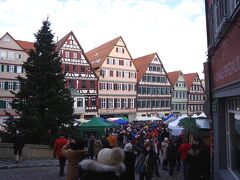 マルクト広場ではクリスマスマーケットが開かれています。
丘の上という事もあり、広場はあまり広くなく、シュティフト教会の周辺にかけて、露店が広がっています。１年のうちたった３日しか開かれないクリスマスマーケットです。
