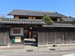 伊藤忠兵衛記念館

高野瀬東交差点を渡って県道219号に入った右手にある初代伊藤忠兵衛が暮らし二代忠兵衛が生まれた家です。
道を間違えて予定よりも遅れていたため、見学を諦めました。


伊藤忠兵衛記念館：http://toyosatosaibikai.or.jp
県道219号：https://ja.wikipedia.org/wiki/%E6%BB%8B%E8%B3%80%E7%9C%8C%E9%81%93219%E5%8F%B7%E8%B1%8A%E9%83%B7%E5%81%9C%E8%BB%8A%E5%A0%B4%E7%B7%9A
伊藤忠兵衛(初代)：https://ja.wikipedia.org/wiki/%E4%BC%8A%E8%97%A4%E5%BF%A0%E5%85%B5%E8%A1%9B_(%E5%88%9D%E4%BB%A3)
伊藤忠兵衛(二代)：https://ja.wikipedia.org/wiki/%E4%BC%8A%E8%97%A4%E5%BF%A0%E5%85%B5%E8%A1%9B_(%E4%BA%8C%E4%BB%A3)