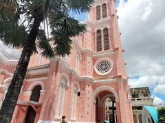 このかわいらしいピンクの教会はフランス統治時代の1870年-1876年にかけて、フランス人によって建築されたタンディン教会。
