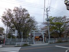 旧宇田川家から西へ２分ほど、宮前通り沿いにある神社です。訪れた時は夕方近くになっていたので提灯に明かりが灯り印象的な光景でした。