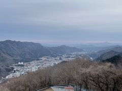 頂上の展望台から、温泉街と筑波山が見渡せました。楯岩展望台より標高が高いぶん、見晴らしがよく、筑波山まで見えます