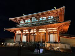 まだ暑いとはいえ虫の鳴き声が秋の気配。

来てみたらとんでもなく広大な敷地に浮かび上がる朱雀門。