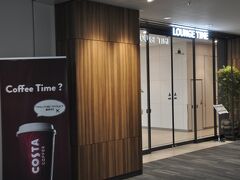 　制限エリア内にあるカードラウンジ「ラウンジTIME／サウス」に入ります。
　ここはVISAゴールドでは入れません。JCBゴールド持って来ました。