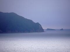しばらく南下すると「牛ノ首岬」が見えてきて、岬の陰から「鯛島」が現れます。木の岬の向こう側に「むつ湾フェリー脇野沢港のりば」があるのですが、さすがに見えません。