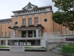 京都市京セラ美術館。
2020年のリニューアルの際に京セラが命名権を取得しこの名前になりました。昔の京都市美術館です。帝冠様式が昭和初期の建築らしくてカッコイイです。