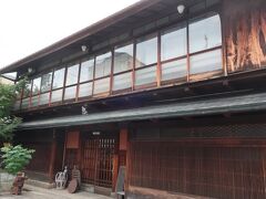 きんせ旅館。江戸時代の建物を利用しています。１Ｆにものすごくオシャレでレトロなカフェがあるらしいのですが、営業は夕方から。