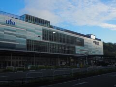 小田原→熱海　本日のJR東日本路線はこれで最初で最後
JR東海HPに書かれていた通り、熱海駅新幹線乗換口横の窓口で「休日乗り放題きっぷ」を購入しました
東海道線の熱海～豊橋間、御殿場線と身延線の全線に乗り降り可能で￥2,720
特急やライナーに乗る場合は料金を払えばOKです
