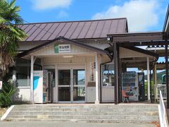 前谷地駅。かわいらしい木造駅舎の正面。