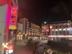 山下町へ
中華街関帝廟通り入口地久門出た
5叉路すぐにあるこのネオンサイン