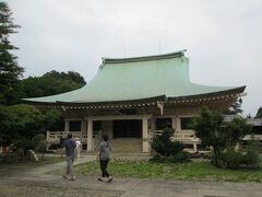 豪徳寺本堂　曹洞宗の一寺、山号は大谿山、創建は1480年、開基は吉良政忠、本尊は釈迦如来像です。世田谷城城主吉良政忠が叔母広徳院の菩提を弔うために結んだ庵が始まりで招き猫の発祥の地という説があります。古くは修行僧の道場でもあったらしい。山門をくぐり、右手に薬師堂（新設）、鐘楼、左に三重塔（新設）、左正面に仏殿、その左に招猫殿、仏殿の奥に本殿、本殿の奥に開祖堂、仏殿より西奥に行ったところに井伊直弼をはじめとする井伊家歴代の墓がある。世田谷名木百選のモッコクとケヤキが立っている。今、山内は整備されているが、管理人が子供のころは荒れていて山内で野球や、チャンバラゴッコして遊んでいた。招猫殿の前に、新しく招き猫像が、山門を入ってすぐ右に地蔵堂がたっています