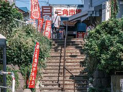 駅を出て左手に見えるのは三角市場！！！
並ぶ覚悟でいたのですが平日11時前に到着したおかげか、並ばずに入れました！