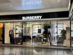 ドイツ『ミュンヘン国際空港』ターミナル2 Level 5

免税店「Burberry」の写真。

4トラさんにT2店の位置情報はありません。

「バーバリー」のお隣に「Swarovski（スワロフスキー）」も
あります。その前に「Longchamp（ロンシャン）」があります。

弟に頼まれたバッグを買いに「Gucci（グッチ）」に行くつもりが
全く時間がなくなり購入できませんでした(__)

日本やロンドンよりも『ミュンヘン国際空港』で購入した方が
安かった。。