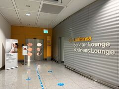 Germany『Munich Airport（MUC）』Terminal 2 Level 5（5F）
『Lufthansa Senator Lounge』『Business Lounge』

ドイツ『ミュンヘン国際空港』ターミナル2 レベル5
（ミュンヘン・フランツ・ヨーゼフ・シュトラウス空港）の
搭乗口H24番ゲート付近にあるルフトハンザドイツ航空の
ファーストクラスラウンジ『ルフトハンザ セネターラウンジ』と
ルフトハンザドイツ航空のビジネスクラスラウンジ
『ルフトハンザ ビジネスラウンジ』のエントランスの写真。

どちらのラウンジもエントランスは一緒です。

搭乗口G24,28番ゲート付近にもあります。

4トラさんの位置情報では『ルフトハンザドイツ航空ラウンジ』と
なっています。