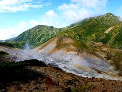 少し歩くと地獄谷。
温泉施設もありましたが、失念しており、タオルも何も持ってきていないので次回リベンジしたいです。

煙が上がって、硫黄の香りがします。
そのままずっと道を今度は下っていくと、