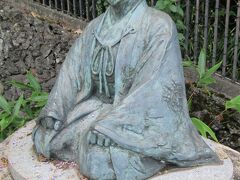 太閤橋を渡るとゆけむり広場があって、その右端に茶人の太閤像があります。なかなか目につきにくい場所にあって、以前に来た時には気づきませんでした。
有馬温泉ではこの像よりも、上流にある赤くて目立つねね橋のねね像の方が有名です。一説によるとこの太閤像とねね像は見つめあっていると言われています