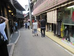 エネルギー消費のため、山の上の方にあるホテルまで歩いていきます。観光客が結構来てますね。でも京都と違って、インバウンドの方はそれほどでもなかったです