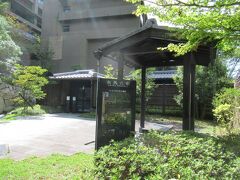 ホテルハーヴェスト有馬六彩の裏口に到着して、ここから入ります。外の道からホテルの正面玄関へ行くには、タンサン坂の先の曲がりくねった急坂を上らないといけないので近道しま～す。