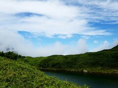 分岐まで取って返して、こちらはみどりが池。

ここの湖畔？にはベンチがいくつかあって、お弁当など食べたら楽しそう。
それほど暑くも寒くもなく、気持ちのいい風が吹いて爽やか。
体と心が緩んでいきます。
こんな景色を、こんな素晴らしいお天気の日に見られるなんて、神様からのギフトだな。

この先には玉殿岩屋があるという。
なんだかよくわからないが、とりあえず案内板に従い、山を下る。
道はどんどん険しさを増していき、本当にこちらであっているのかもわからない。周りにはいつのまにか誰もおらず、私と虫と草花だけとなる。
登山道のようになった場所をひたすら下りる。
また登るのか、と一瞬思いましたが、人間、いつまでこんなところに遊びに来れるかわからない。
行けるうちに行くのだ!
と、自分を弱弱しげに鼓舞します。

慌てて逃げる虫たち（さっきのバッタ）に、ごめんねごめんねと謝りつつ、進む。
いつのまにか声に出して謝っていた。