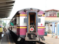 一時間半かからないでナコンパトム駅に到着ー