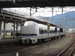 敦賀駅を発車する大阪行き特急「サンダーバード」