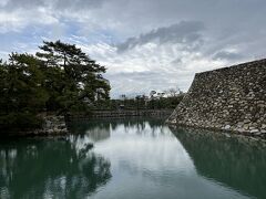 ■高松城跡　玉藻公園

JR高松駅、ことでんの高松築港駅の近くにある高松城跡へ。

エメラルドグリーンに輝くお堀と石垣が美しいです。