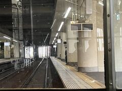 ■瓦町駅

高松築港よりも立派な瓦町駅に停車。瓦町駅にはことでんの全路線が乗り入れる駅で、高松市の繁華街の中心部にあるため、駅ビルも完備した大きな駅です。