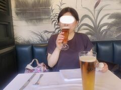 さて、広場近くでお待ちかねのランチ～　Tさんお勧めのラスキンザニッツ
案内のおじさんが愉快。
ビールがうまい。うますぎる～～～
生き返ったの図
