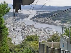 ロープウェイ駅にたどりつき山頂の千光寺へ。一気に視界が開けます。