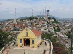 クリーム色の教会と背後のカラフルな家々がきれいです。
しかし、カラフルな家々だからといって直接見に行くのは絶対に避けなければなりません・・・。