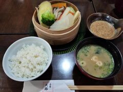 地獄蒸し定食を注文。

他に、海老や茶碗蒸し、温泉玉子のせ茶そば、漬物などゴージャスランチでした!

ここから、徒歩で海地獄へ向かいます