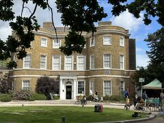 ウィリアム・モリス・ギャラリー。
開館前ですが、庭でマーケットの準備をしていました。
週末だからかな？