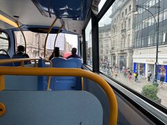 実は昨日、「2駅くらいなら歩こう」を繰り返していたら、6キロ以上歩いていて、軽く靴擦れをしてしまったので、この日は使える交通機関は使う方針で、バスでホテルに戻ることに。
ところが、トラファルガー広場に停まるはずのバスが、ちゃんと停まるサインが出ていたのに、次の結構遠いところまでまで行ってしまいました。場所が場所なので降りる予定だった人は結構いた為、車内もざわつきましたが運転手さんは何食わぬ顔。
バス、乗せてくれない事はたまにあるけど、こんなも事あるんだ。